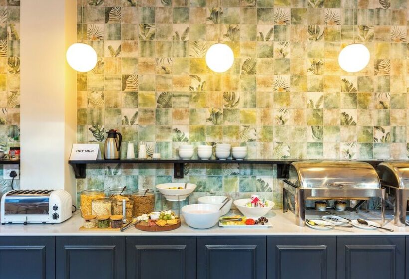 Old Bank Hotel Lion Roars Hotels & Lodges