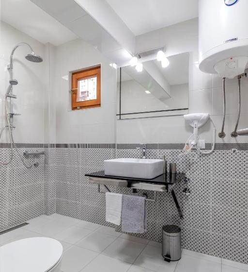 پانسیون House Of Surprise