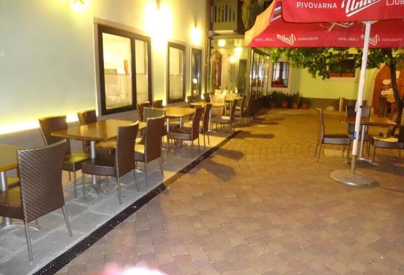 تختخواب و صبحانه Fedrig Rooms With Bathroom & Hostel Rooms