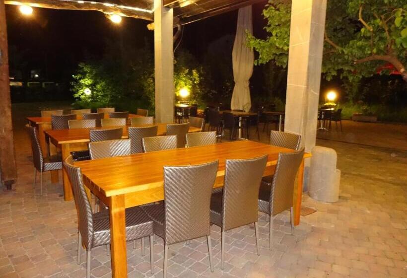 تختخواب و صبحانه Fedrig Rooms With Bathroom & Hostel Rooms