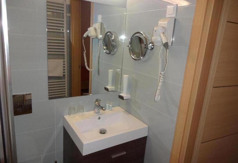 تختخواب و صبحانه Fedrig Rooms With Bathroom & Hostel Rooms