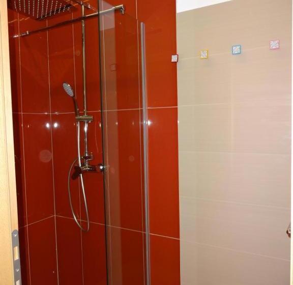 تختخواب و صبحانه Fedrig Rooms With Bathroom & Hostel Rooms