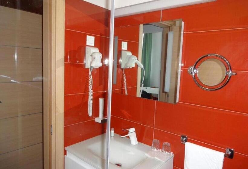 تختخواب و صبحانه Fedrig Rooms With Bathroom & Hostel Rooms