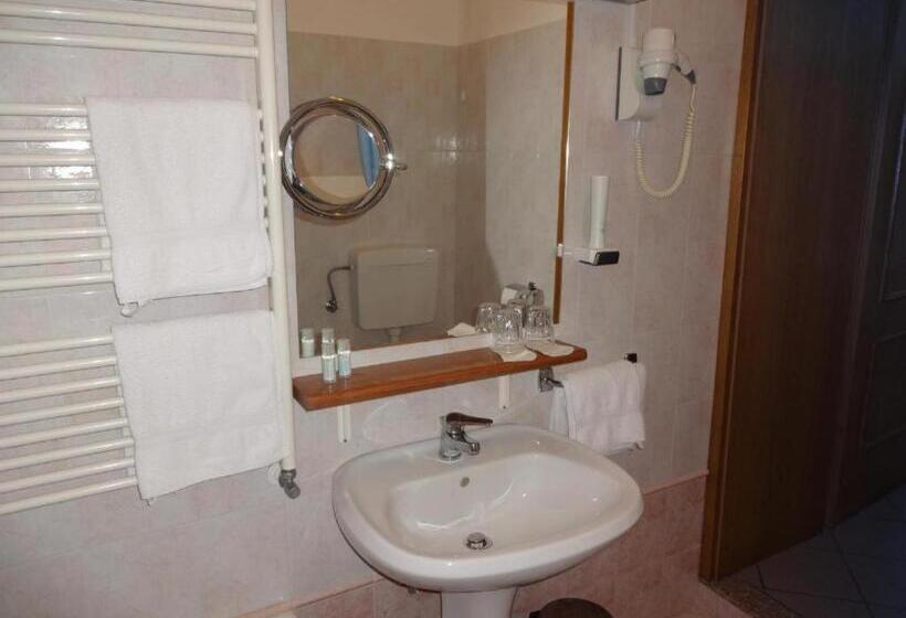 تختخواب و صبحانه Fedrig Rooms With Bathroom & Hostel Rooms