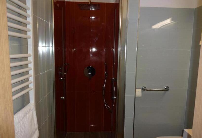 تختخواب و صبحانه Fedrig Rooms With Bathroom & Hostel Rooms