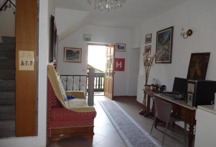 تختخواب و صبحانه Fedrig Rooms With Bathroom & Hostel Rooms