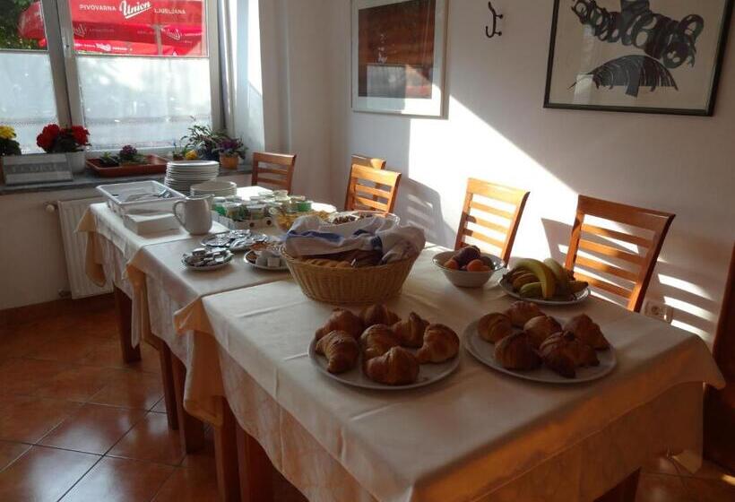 تختخواب و صبحانه Fedrig Rooms With Bathroom & Hostel Rooms