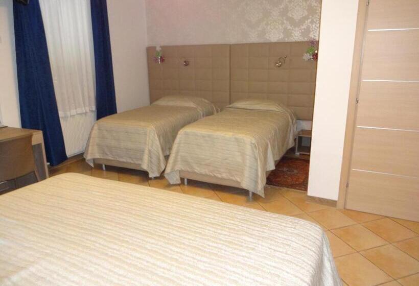 تختخواب و صبحانه Fedrig Rooms With Bathroom & Hostel Rooms