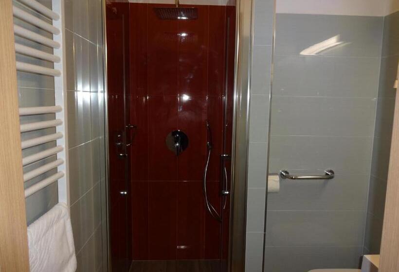 تختخواب و صبحانه Fedrig Rooms With Bathroom & Hostel Rooms