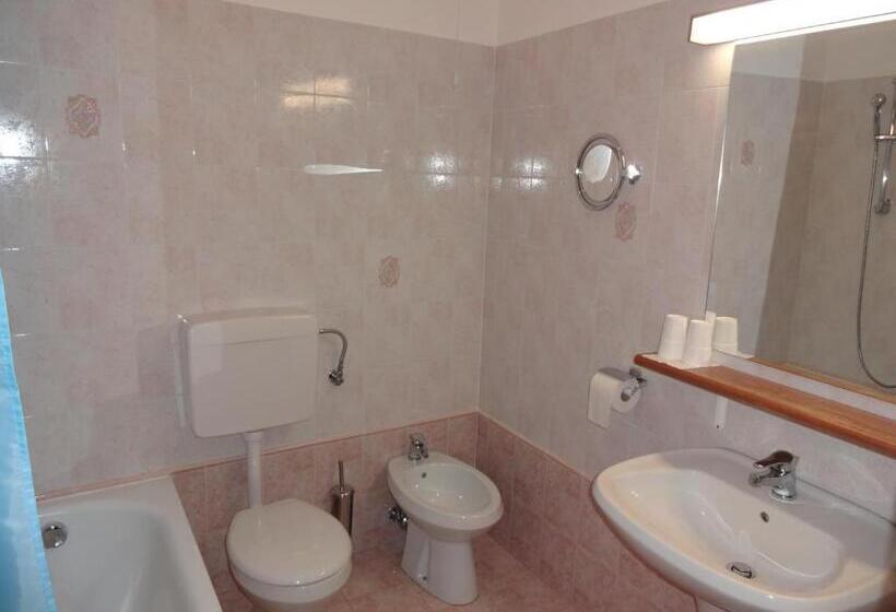 تختخواب و صبحانه Fedrig Rooms With Bathroom & Hostel Rooms