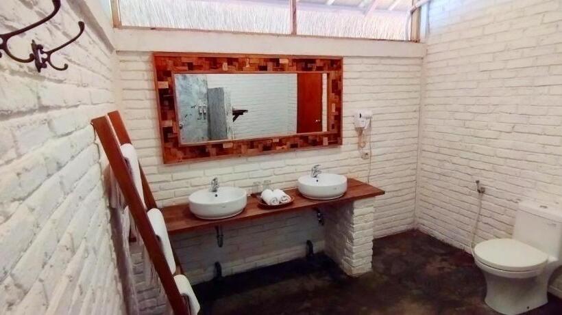 בית מלון כפרי Amrita Maumere Resort