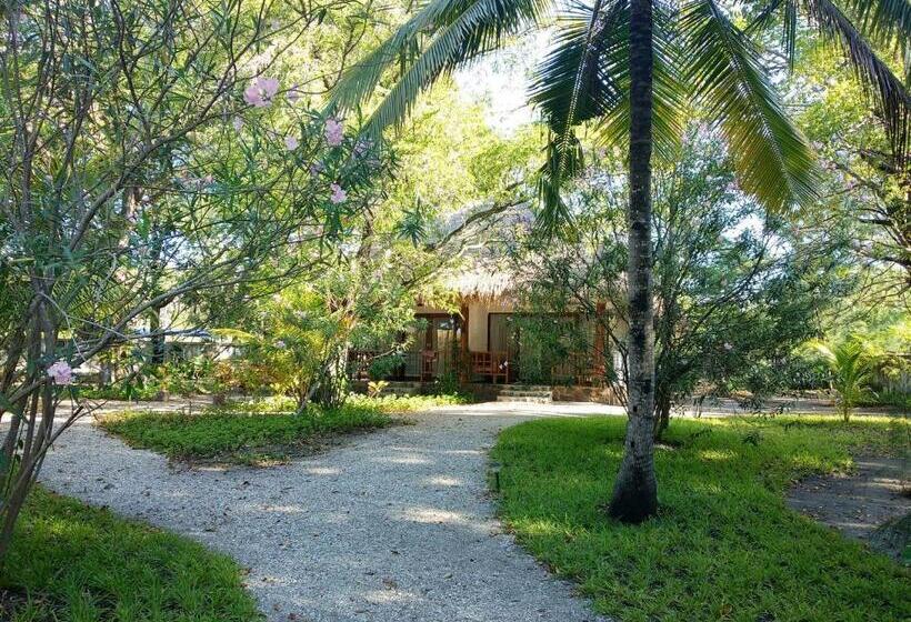 בית מלון כפרי Amrita Maumere Resort