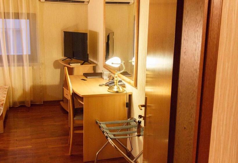 هتل Starye Bendery