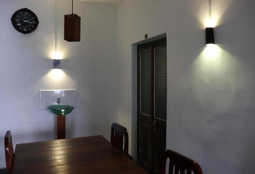 Пансион Zion White House