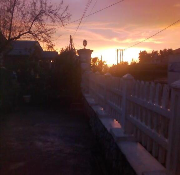 Пансион Zion White House