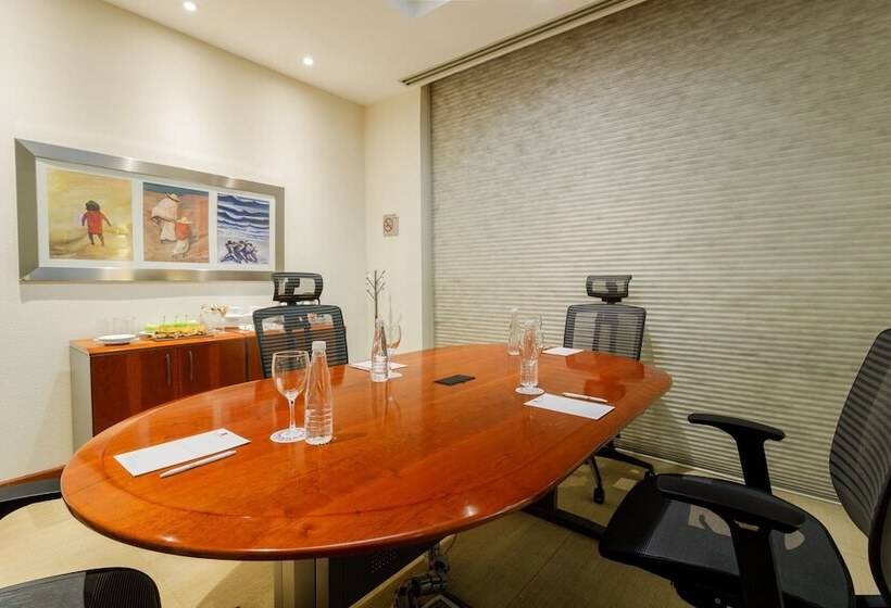 هتل Camino Real Aeropuerto