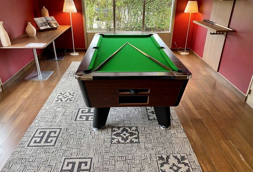 ホテル Campanile Orleans Nord Saran