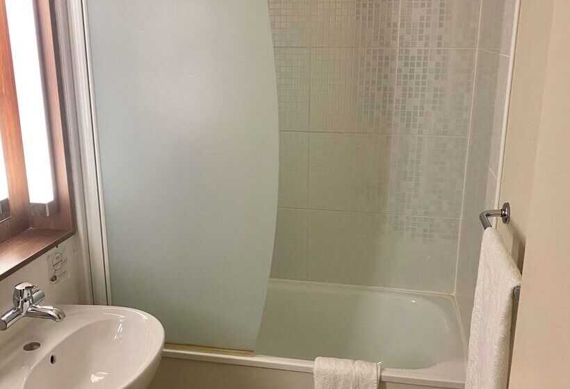 ホテル Campanile Orleans Nord Saran