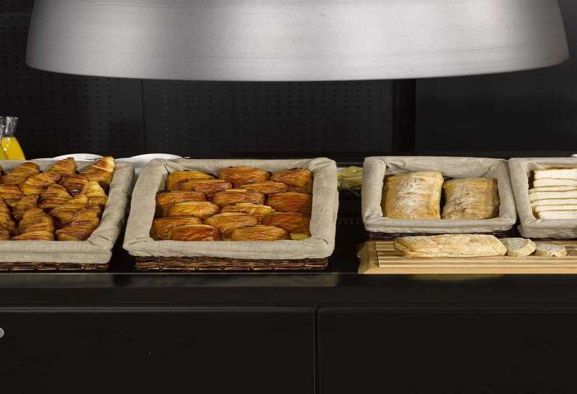 ホテル Campanile Orleans Nord Saran