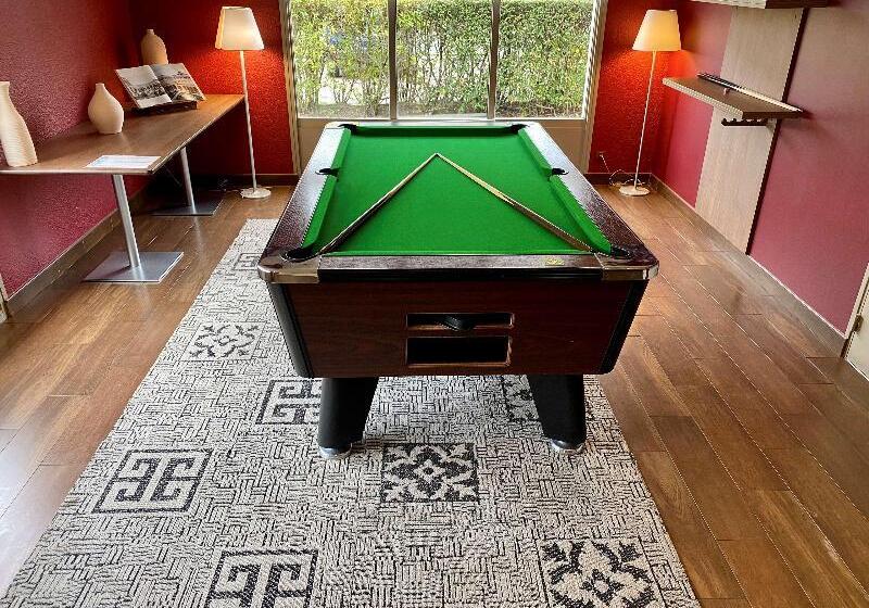 ホテル Campanile Orleans Nord Saran