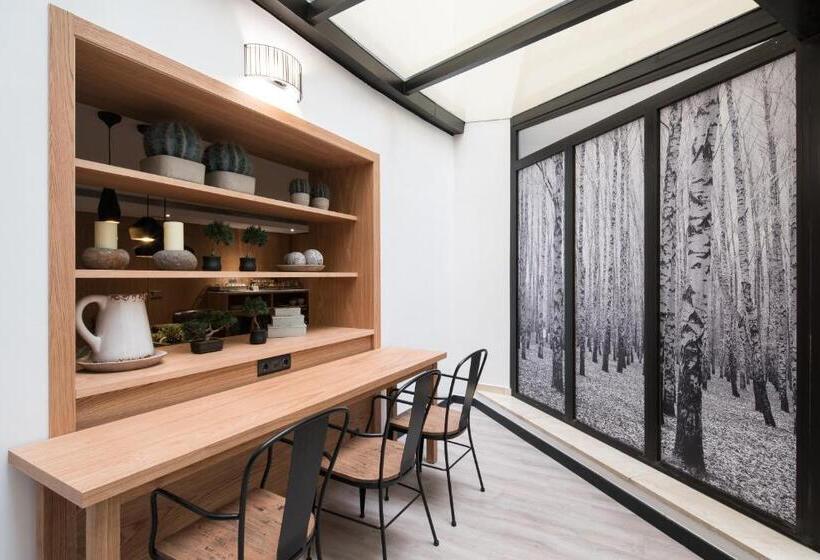 Отель Catalonia Born