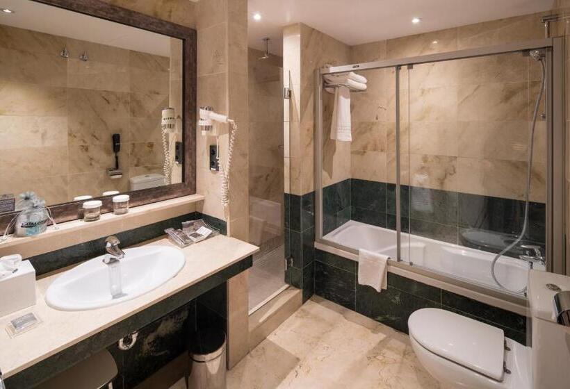 Отель Catalonia Born