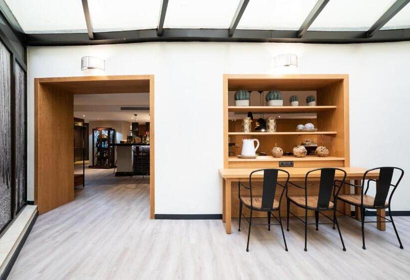 Отель Catalonia Born