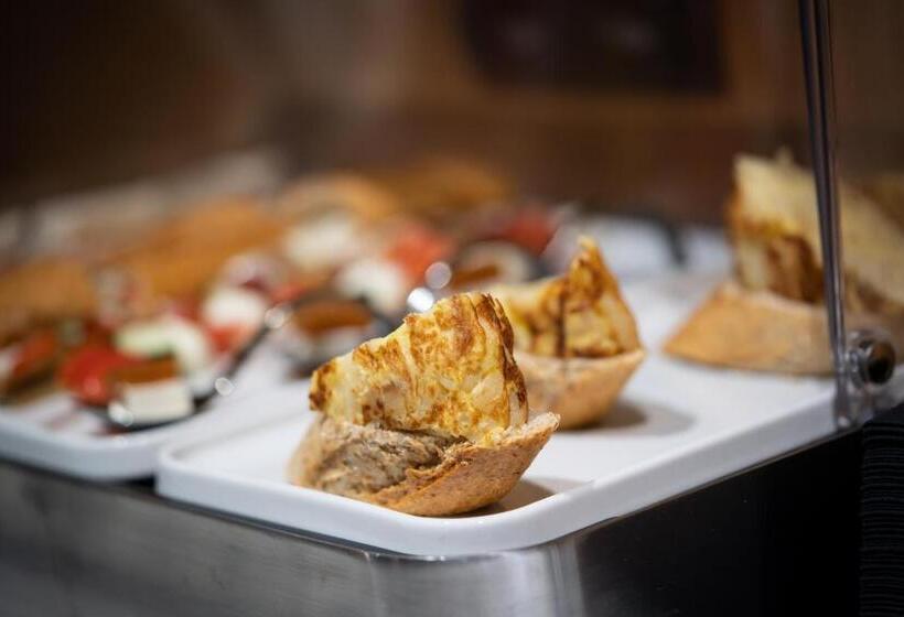 Отель Catalonia Born