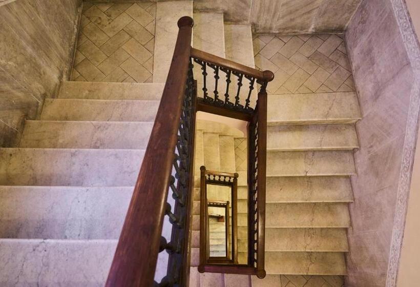 Отель Catalonia Born