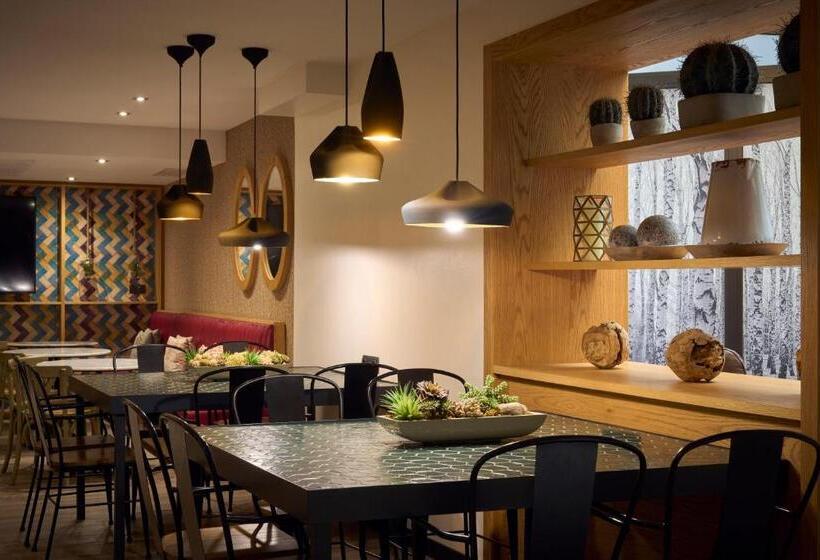 Отель Catalonia Born