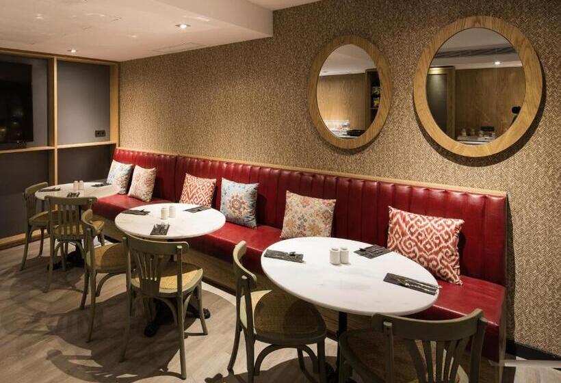 Отель Catalonia Born