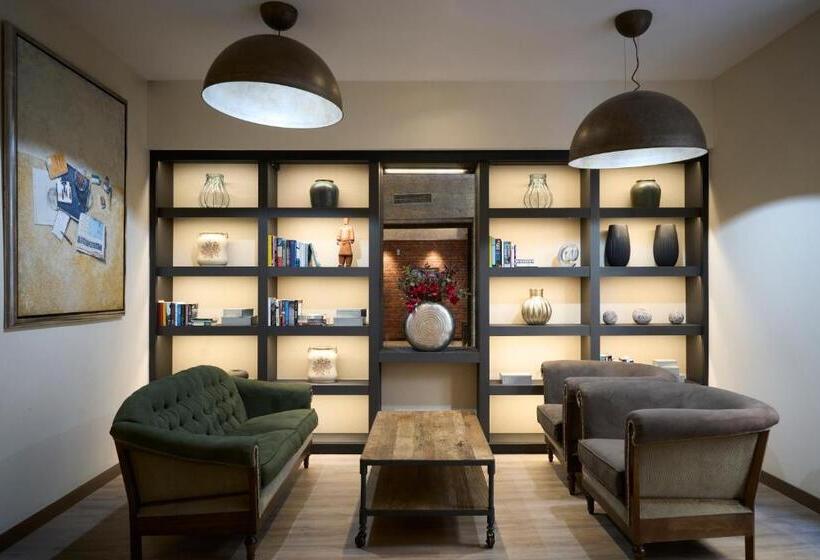 Отель Catalonia Born