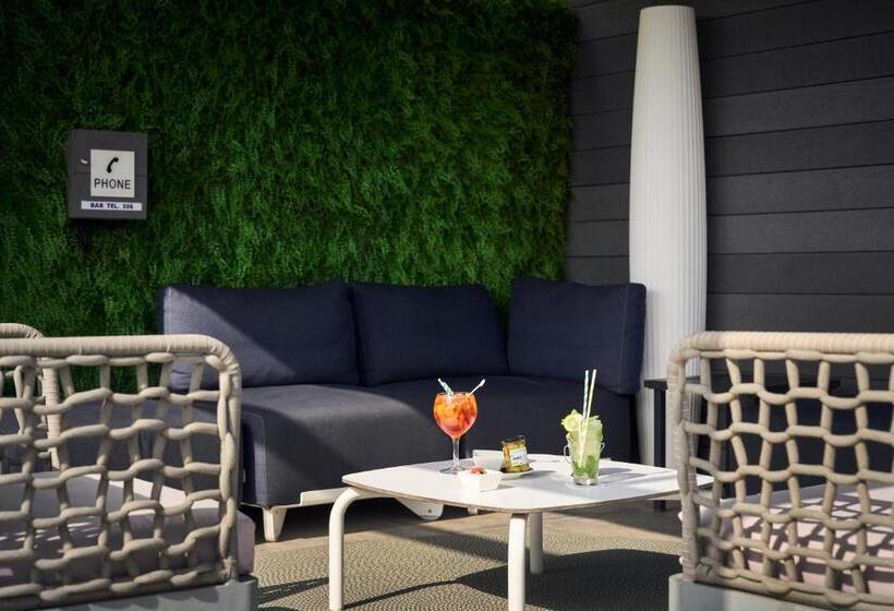 Отель Catalonia Born