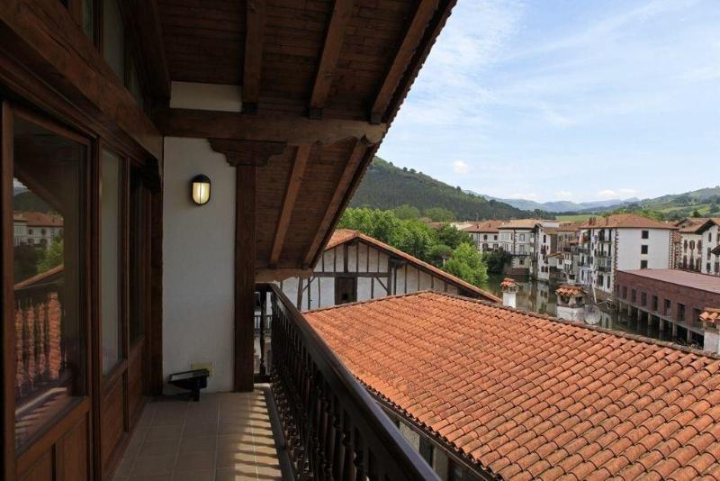 هتل Hostal Antxitonea