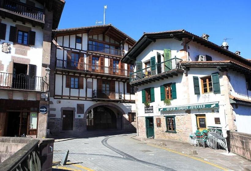 هتل Hostal Antxitonea