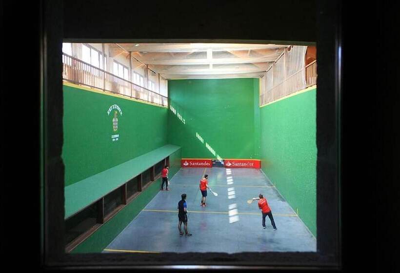 هتل Hostal Antxitonea