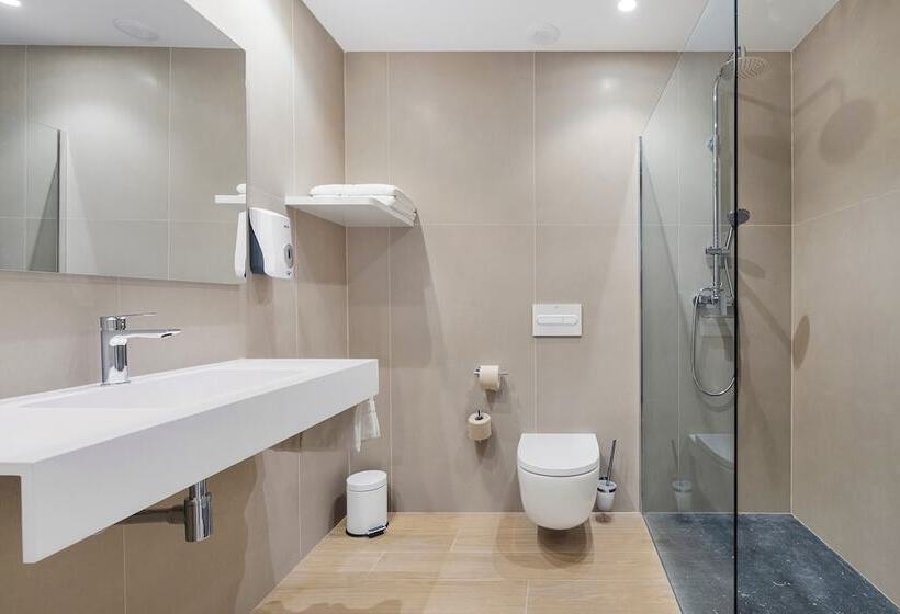 هتل Hostal Antxitonea