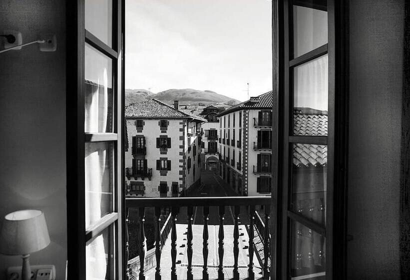 هتل Hostal Antxitonea