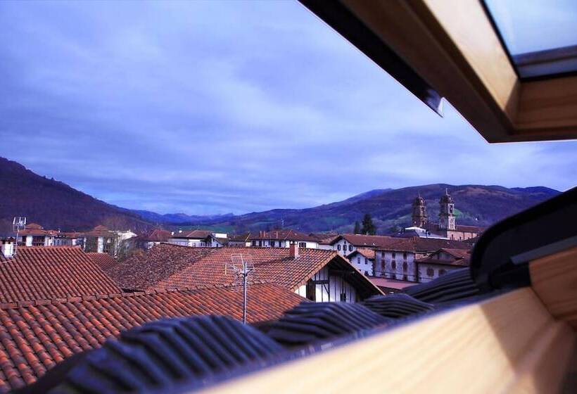 هتل Hostal Antxitonea
