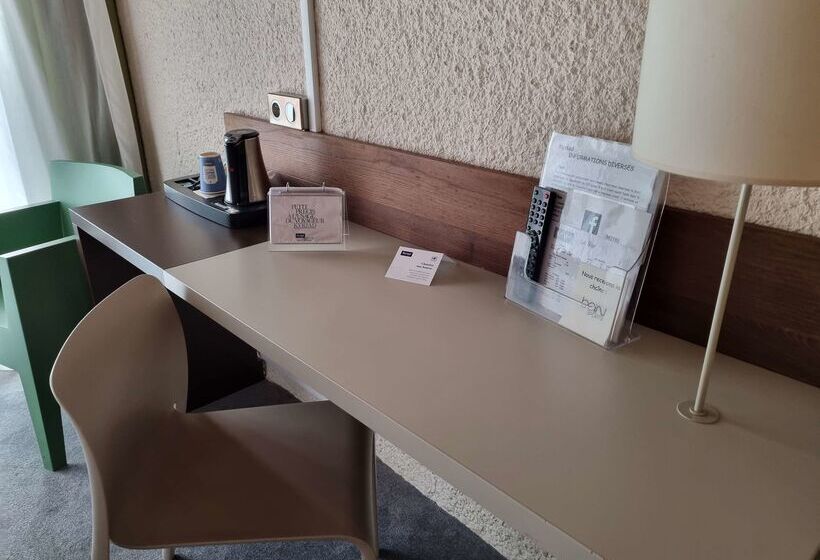 Отель Kyriad Angoulême Nord Champniers Hôtel & Résidence