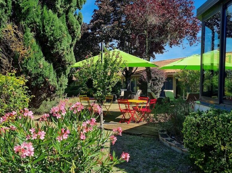 Отель Kyriad Angoulême Nord Champniers Hôtel & Résidence