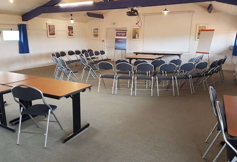 Отель Kyriad Angoulême Nord Champniers Hôtel & Résidence