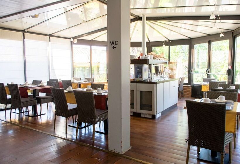 Отель Kyriad Angoulême Nord Champniers Hôtel & Résidence