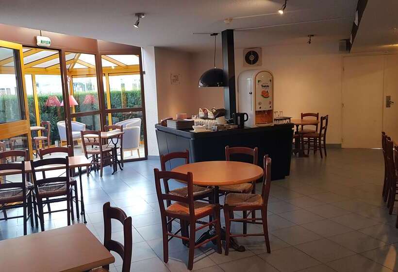 فندق Kyriad Chantilly