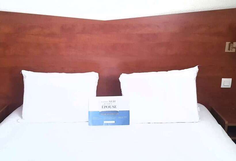 فندق Kyriad Chantilly