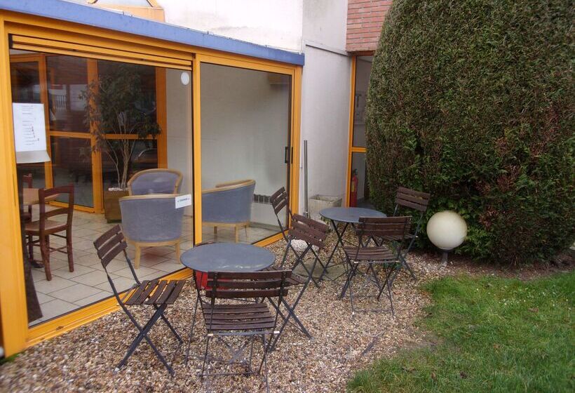 فندق Kyriad Chantilly