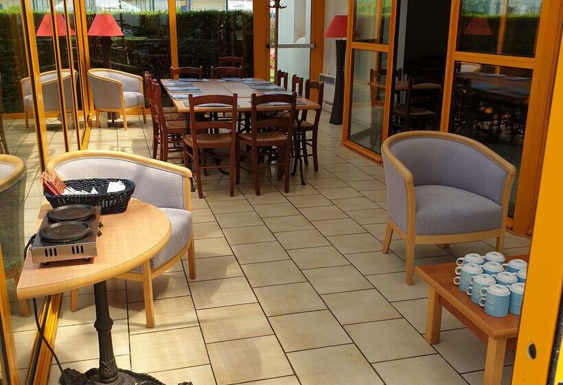 فندق Kyriad Chantilly