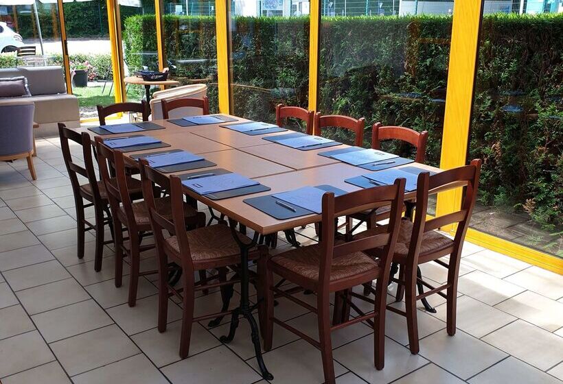 فندق Kyriad Chantilly