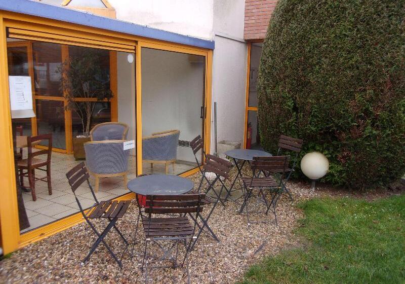 בית מלון כפרי Kyriad Chantilly