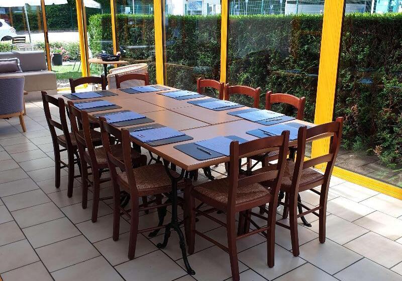 בית מלון כפרי Kyriad Chantilly